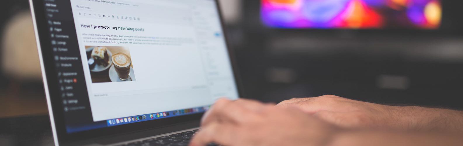 Webseiten mit Wordpress gestaltet. Das Bild zeigt das Backend einer Wordpress-Seite. Davor ein User, der gerade an einem Post schreibt.