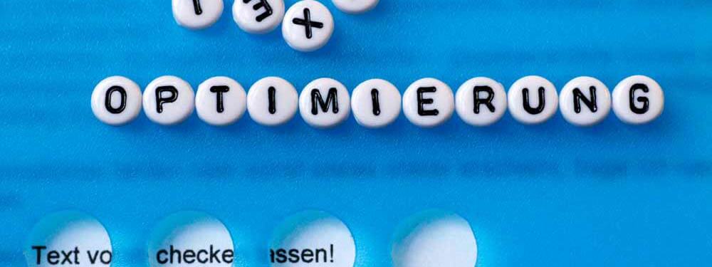 Texte optimieren heißt redaktionell bearbeiten bzw. die werblichen Merkmale besser herausstellen (falls es ein Werbetext ist).